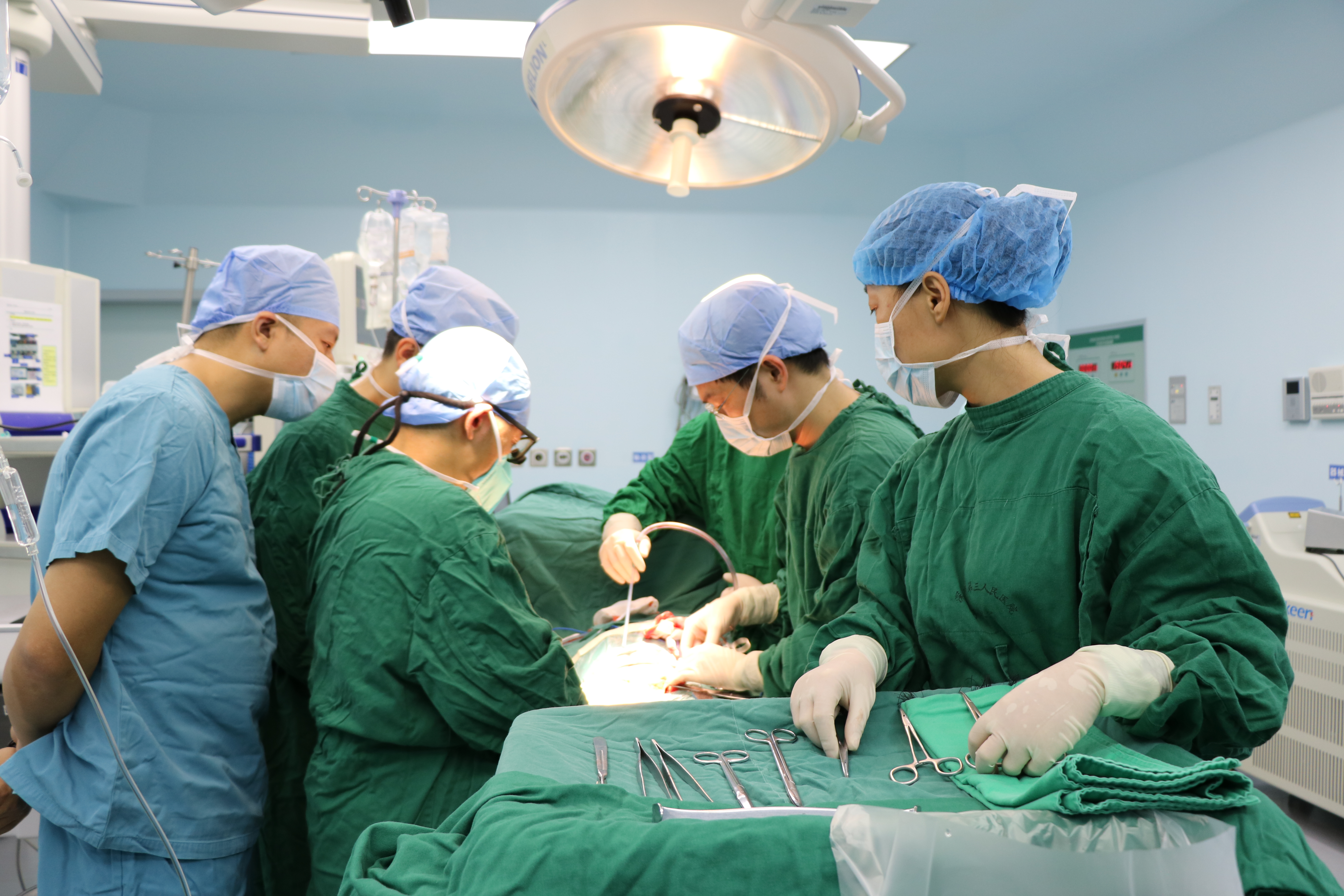 手术进行中.jpg W020210111397655161229.jpg