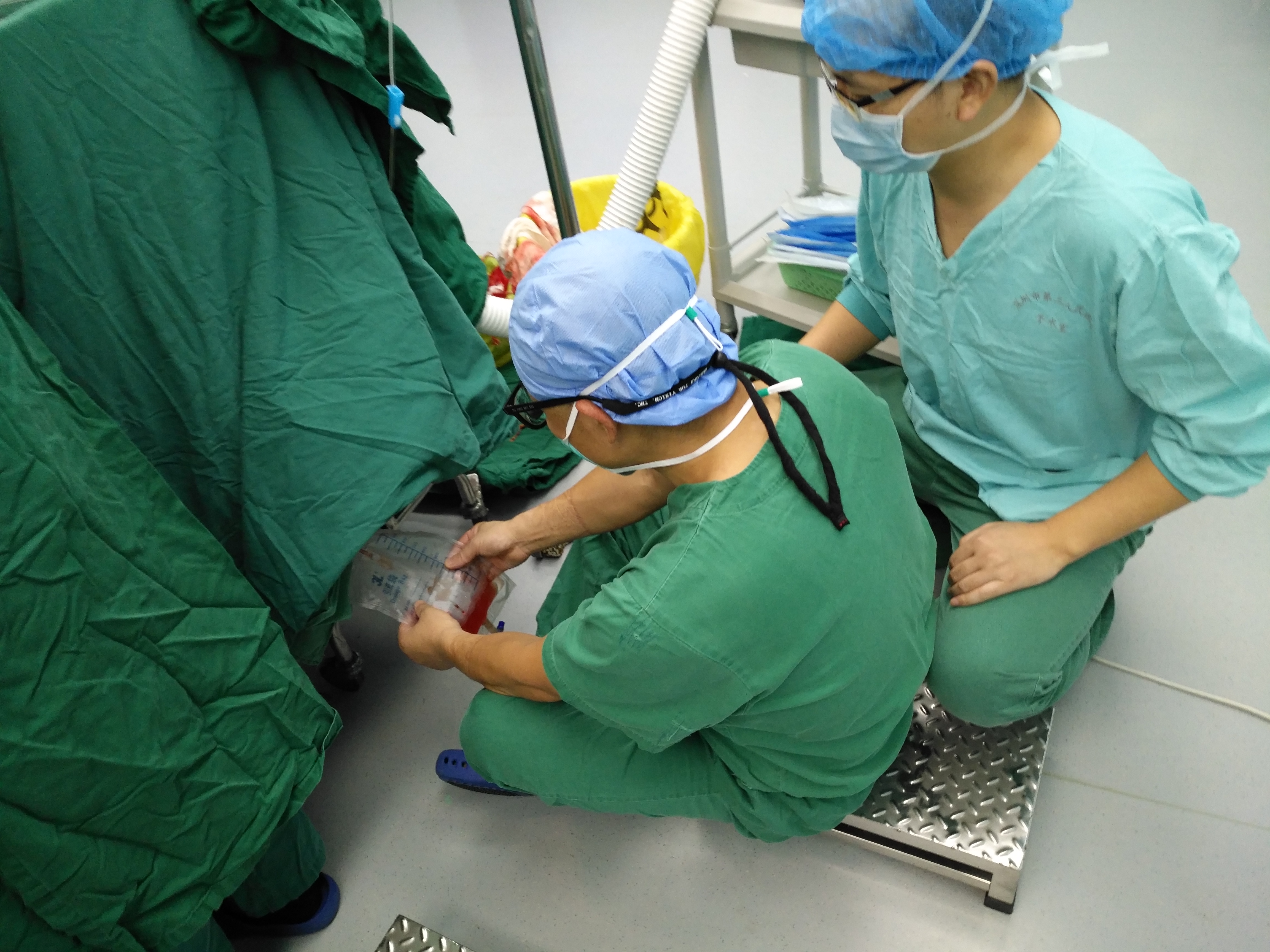 胡主任查看手术患者尿量1.jpg W020210111397655857416.jpg